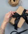 pessoa abrindo caixa de presente com kit de onboarding