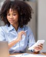 Contadora usando calculadora no escritório, representando praticidade e valorização com brindes para contadores.