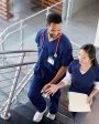 Dois profissionais de enfermagem em uniforme conversando em ambiente hospitalar, representação do impacto dos brindes para enfermagem em ações de reconhecimento.