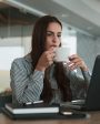 executiva em escritório preparando evento com brindes para executivos