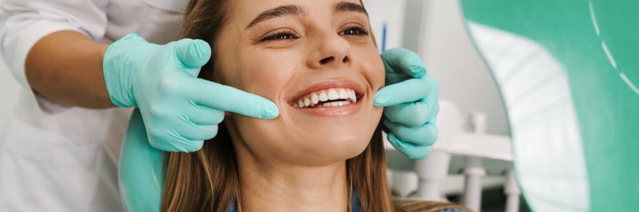 Paciente sorridente em consultório, representando os brindes para odontologia.