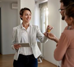 Brindes para clientes de imobiliária no momento da entrega das chaves, reforçando a experiência positiva da conquista do imóvel.