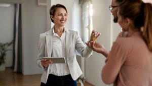 Brindes para clientes de imobili&aacute;ria no momento da entrega das chaves, refor&ccedil;ando a experi&ecirc;ncia positiva da conquista do im&oacute;vel.