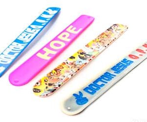 Pulseira bate-enrola de silicone